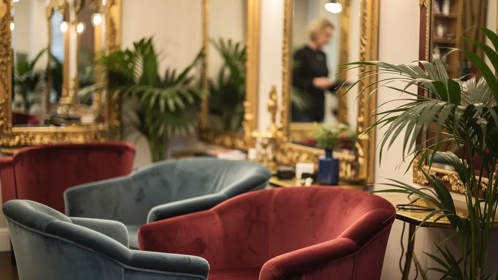 Intérieur chaleureux d'un salon de coiffure haut de gamme avec fauteuils élégants